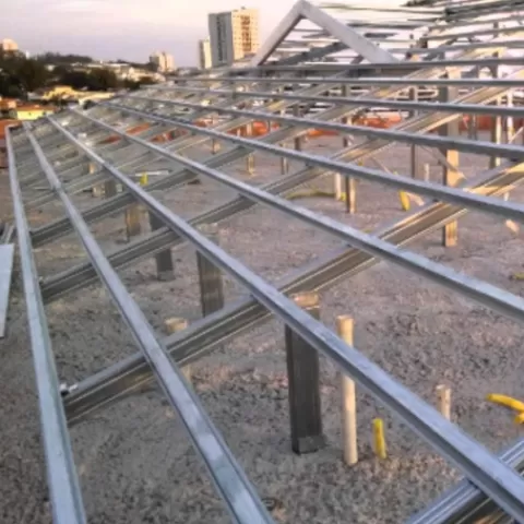 Economia e Qualidade: Descubra os benefícios das estruturas galvanizadas para telhados